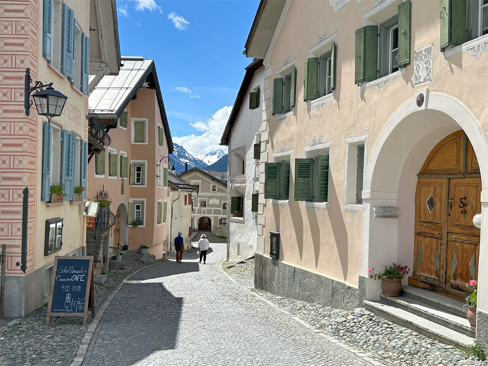 Guarda, entlang der "Dorfstrasse"...