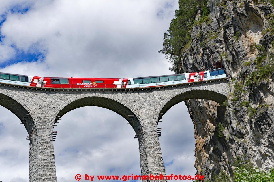 Landwasser Viadukt in Symbiose mit dem Glacier Express