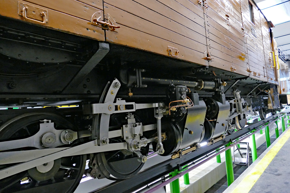 Blick auf das Fahrwerk der Dampfschneeschleuder