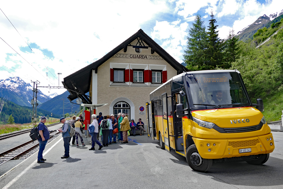 Bahnhof Guarda mit Postbus