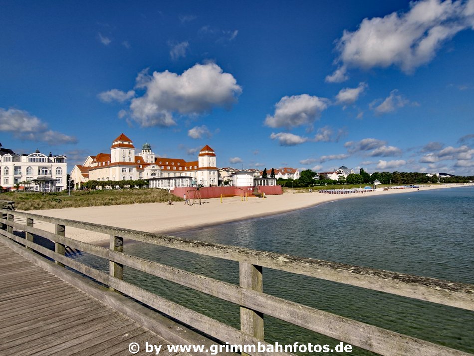 Ostseebad BInz - Kursaal mit Strand