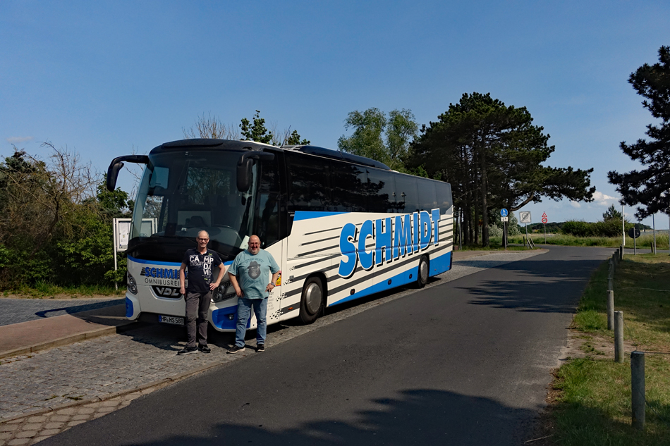 Onmibus Schmidt mit Bus und Busfahrer in Klein Zicker