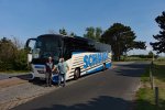Onmibus Schmidt mit Bus und Busfahrer in Klein Zicker