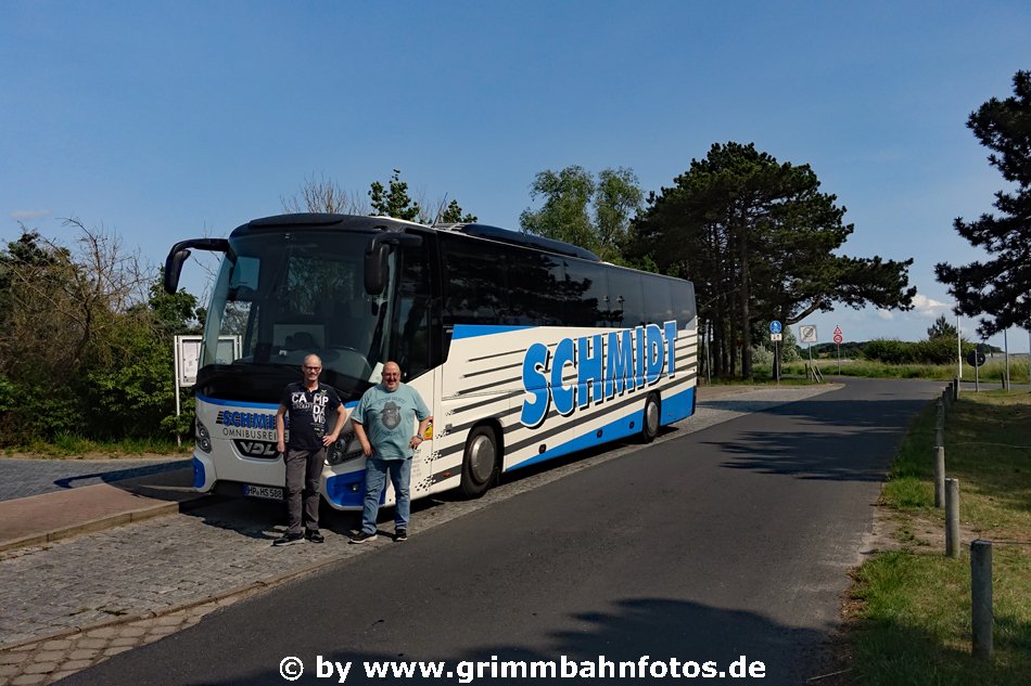 Onmibus Schmidt mit Bus und Busfahrer in Klein Zicker