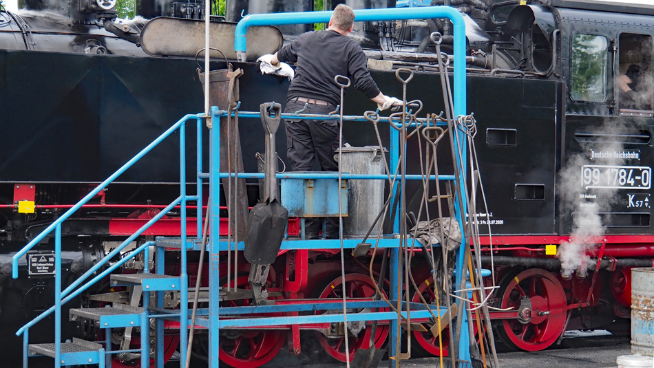 99 1784 beim Wasserfassen