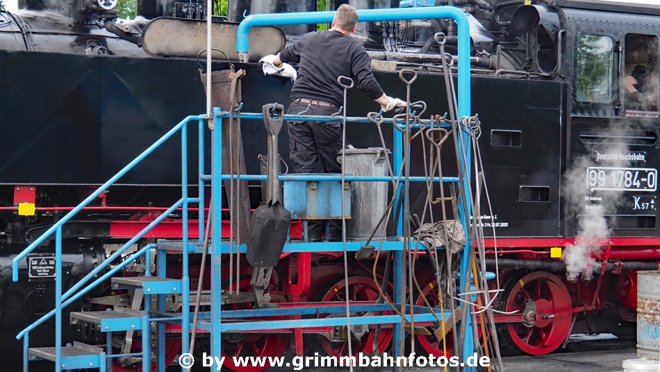 99 1784 beim Wasserfassen