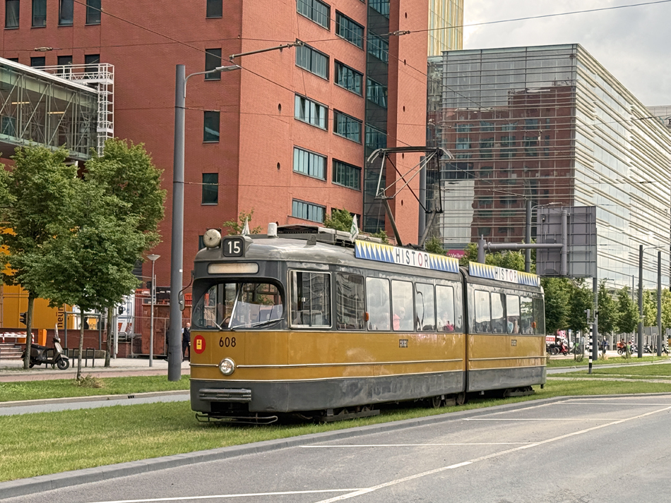 DÜWAG 608 bei Stadtrundfahrt.