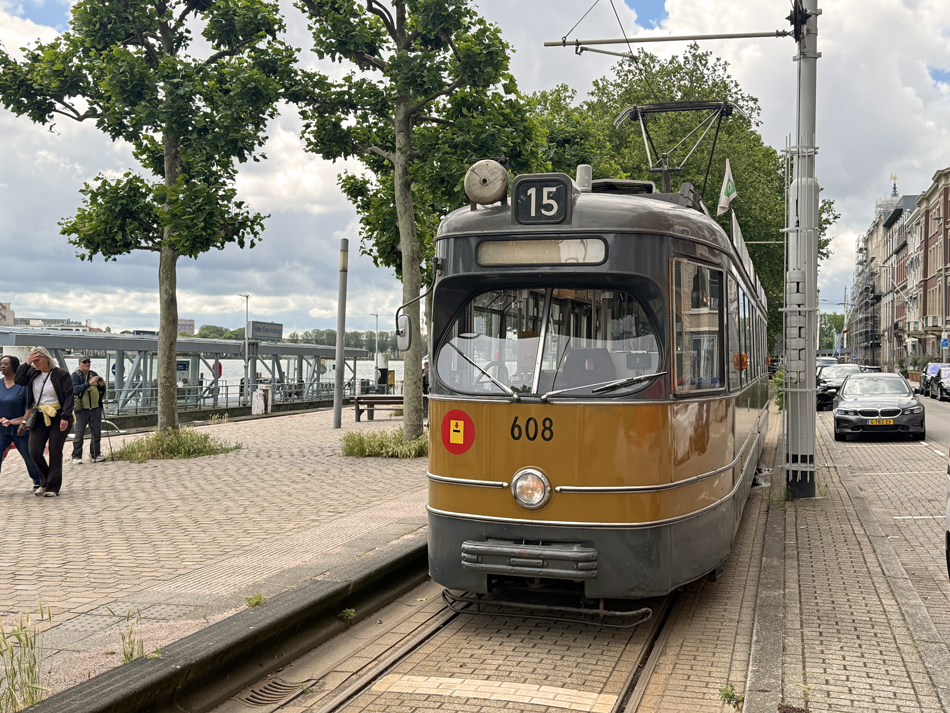 DÜWAG 608 an der Haltestelle Willemsplein