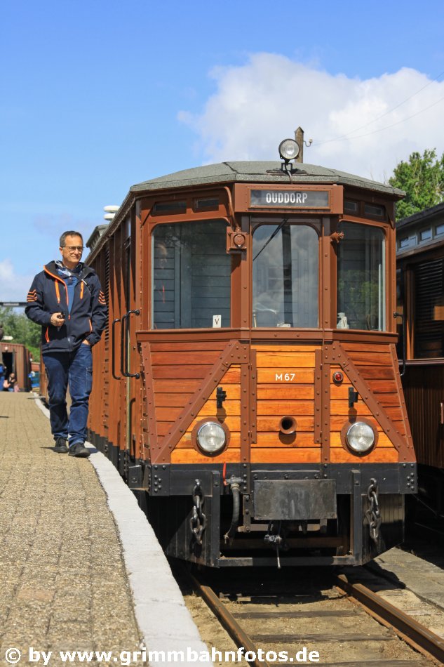 Gütertriebwagen vor dem ersten Zug