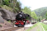 99 735 mit Grimmtour Sonderzug vor Oybin