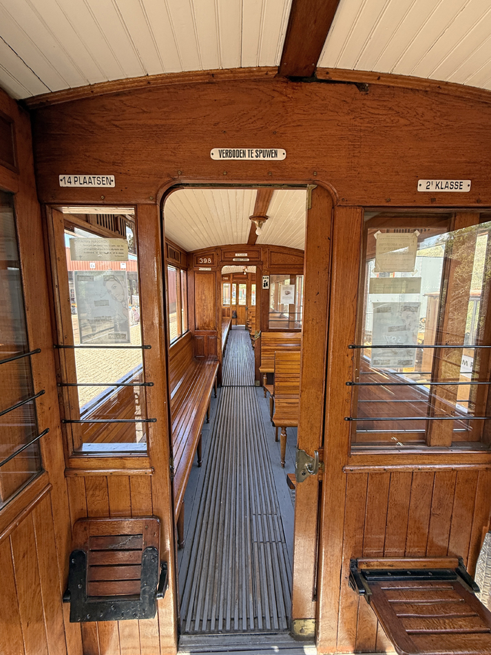 Holzklasse im Museumszug RTM Ouddorp