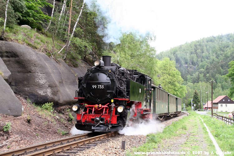 99 735 mit Grimmtour Sonderzug vor Oybin