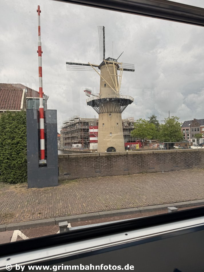 Fensterblick mit Windmühle
