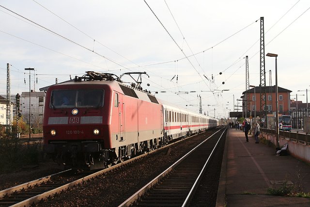 IC 2298 mit 120 109, Schwetzingen, 26.11.06