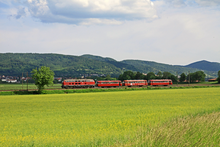 218 387 mit 798 Grimm Jubizug kurz vor Weinheim