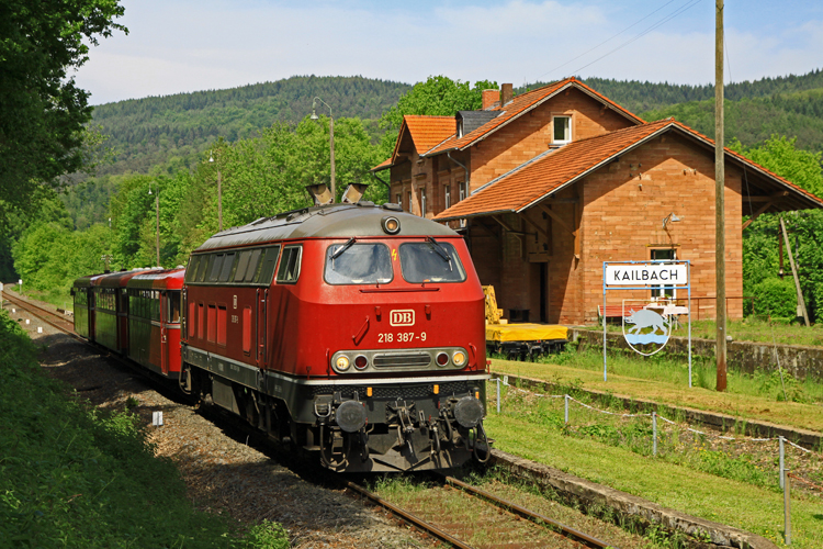 218 387 mit 798 622 beim Zwischenhalt in Kailbach