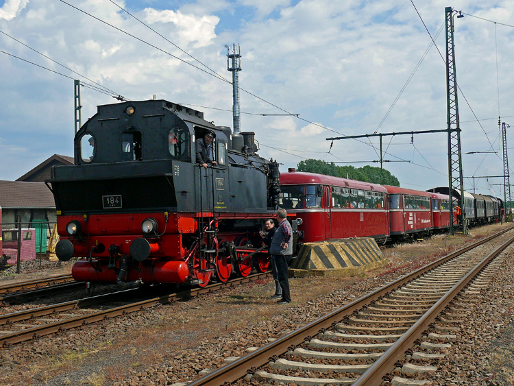 Elna 184 zieht Jubizug vom Pendelzug ab