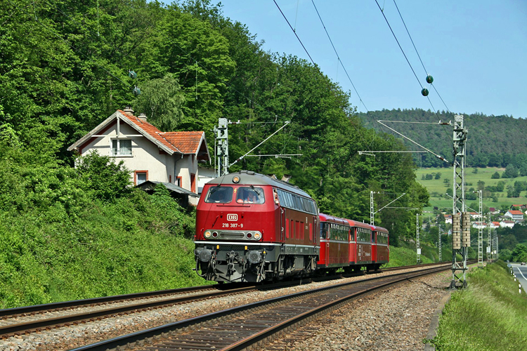 218 387 mit 798 622 Sonderzug im Neckartal