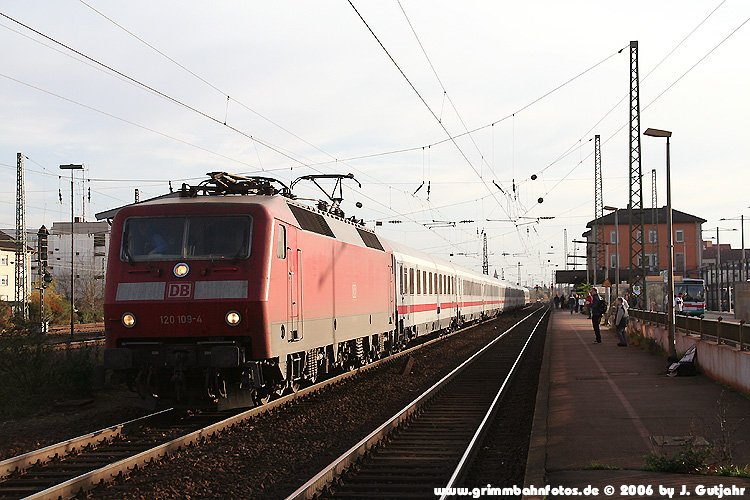 IC 2298 mit 120 109, Schwetzingen, 26.11.06