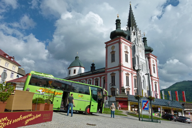 Mariazell Wallfahrtskirche und Bus