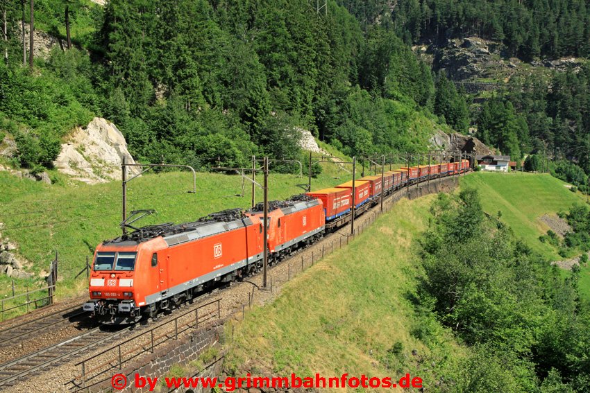 185 092 mit Schwesterlok oberhalb Wassen