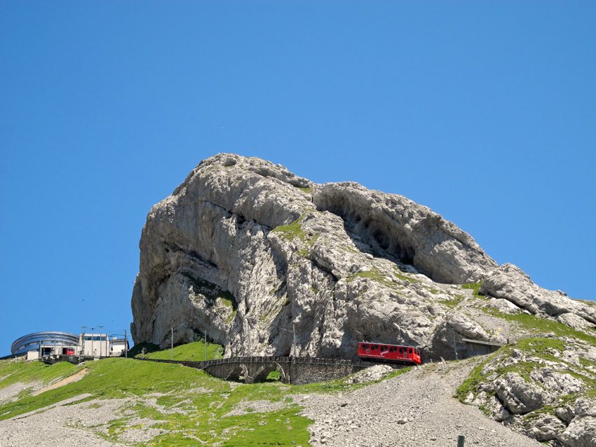 Bahn, Berg ,blauer Himmel; Pilatus Bahn - Bergstation