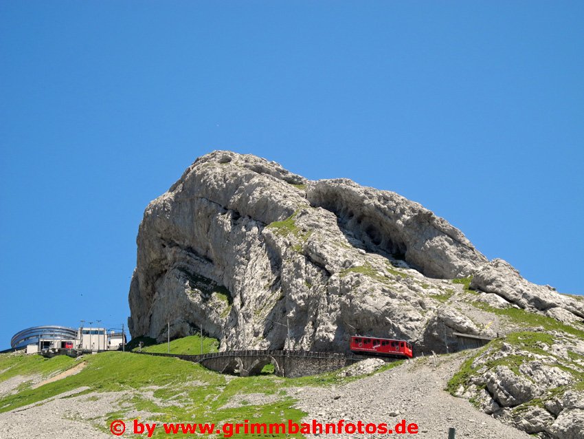 Bahn, Berg ,blauer Himmel; Pilatus Bahn - Bergstation