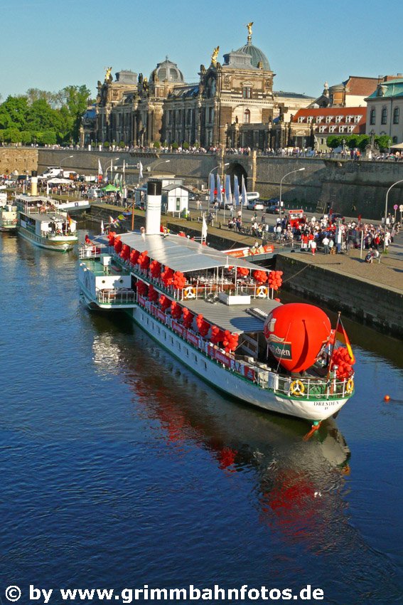 Elbdampfer "Dresden" geschmückt