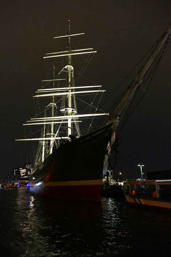 Rickmer Rickmers bei Nacht