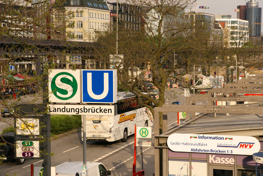 Strohmenger Bus mischt die Landungsbrücken auf