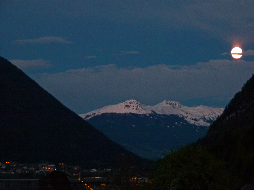 Mond überm Zillertal