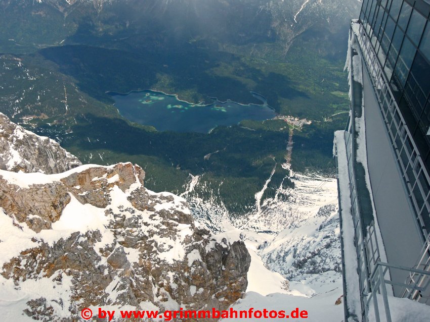 Tiefenblick von der Zugspitze