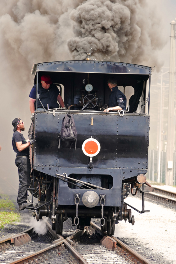 Lok 1 Theodor qualmt an den Zug