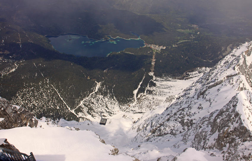 Talblick mit moderner Gondel
