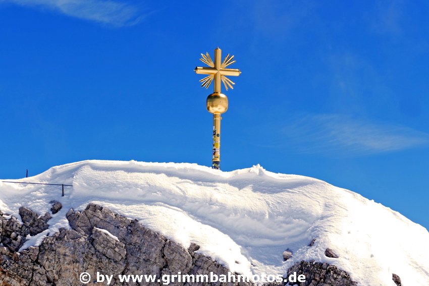 Zugspitz-Gipfelkreuz strahlt golden...