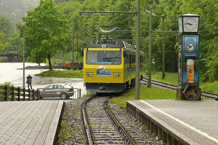 Triebwagen fährt ein.