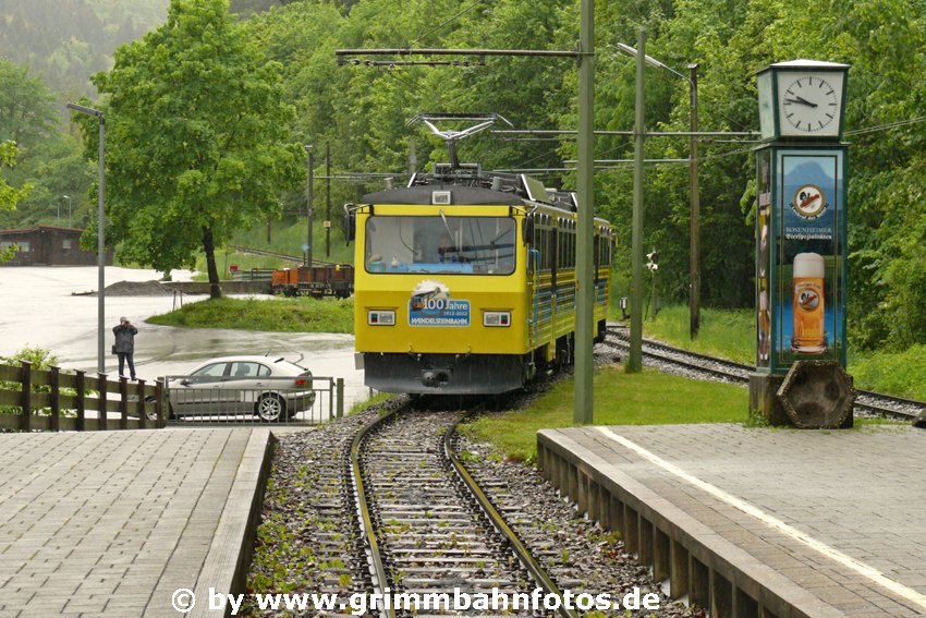 Triebwagen fährt ein.