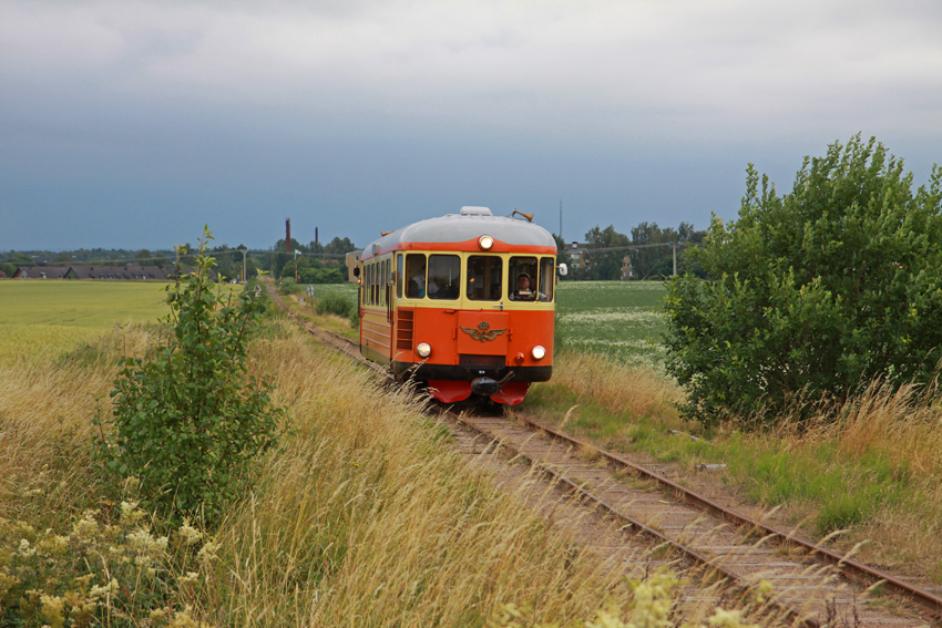 Am WM Endspieltag 2014: Schienenbus hinter Skara