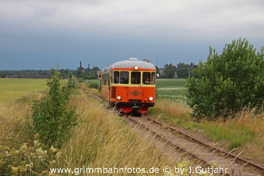 Am WM Endspieltag 2014: Schienenbus hinter Skara