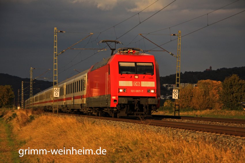 101 067 mit Theaterbeleuchtun bei Weinheim