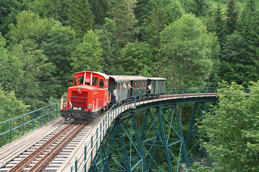 Fotohalt auf markanter Brücke