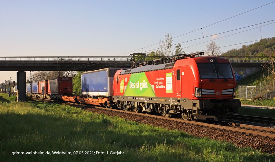 193 477 der DB "Das ist grün" vor Weinheim