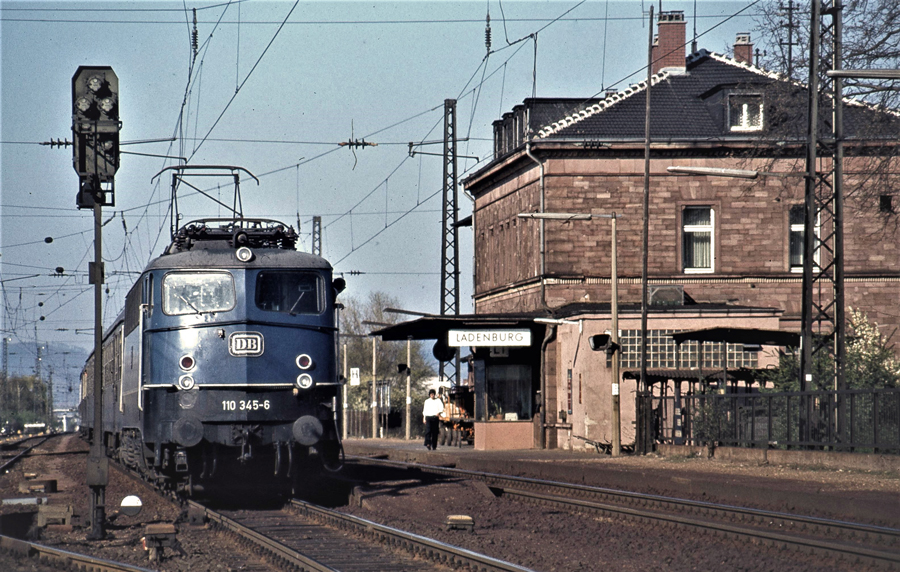 Blaue Bügelfalte 110 345 Bahnhof Ladenburg