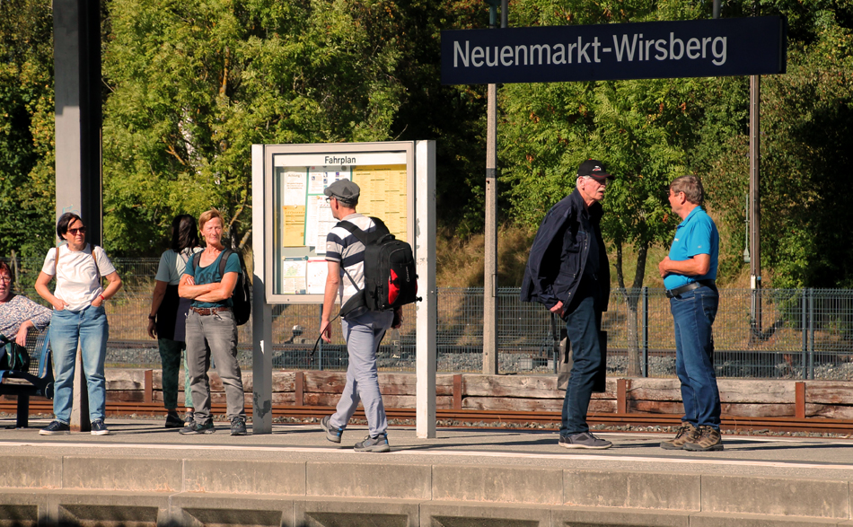 Warten am Bahnsteig In NW