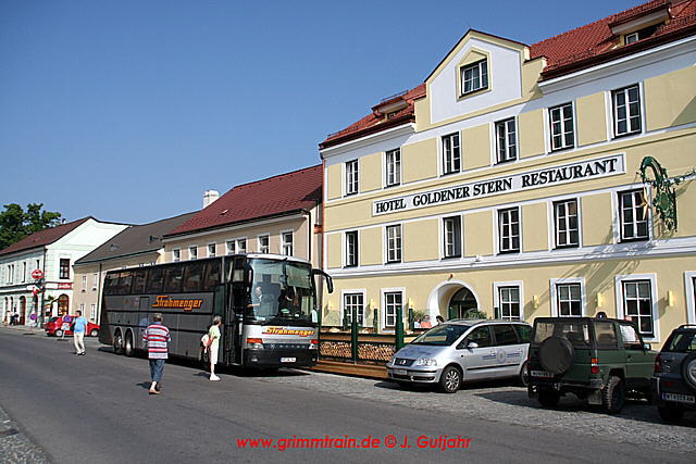 Strohmenger Bus vor Hotel