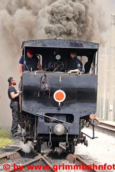 Lok 1 Theodor qualmt an den Zug